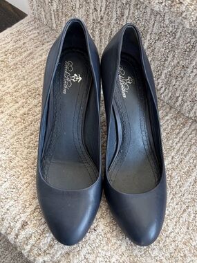 Brooks Brothers Women’s Navy Heels. Genuine Leather size 6.5